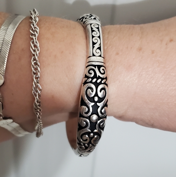 BRIGHTON Bangle Bracelet EUC with Drawstring pouch - Picture 7 of 12